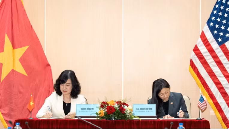 La ministra de Salud, Dao Hong Lan, y la embajadora de Estados Unidos en Vietnam, Jennifer McNamara Wick, firmaron un Memorando de Cooperación en materia de atención médica. (Foto: Embajada de Estados Unidos)