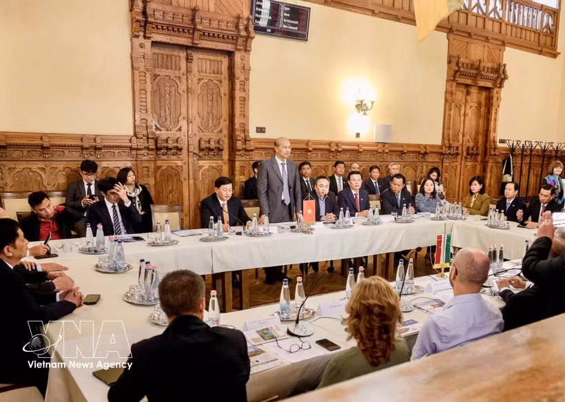 La delegación vietnamita se reúne con funcionarios de la ciudad de Kaposvár. (Foto: VNA)