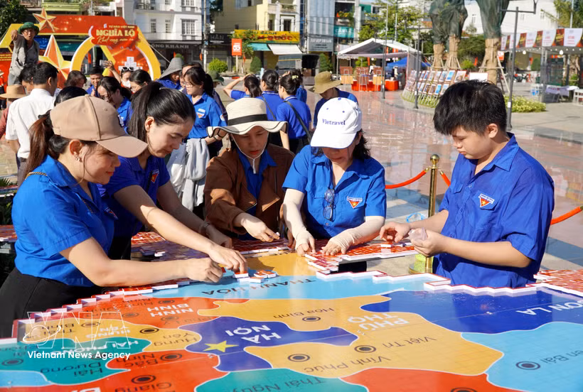 Un gran número de funcionarios, sindicalistas, jóvenes, estudiantes y ciudadanos participaron en la elaboración de un mapa de Vietnam a partir de 8.100 banderas nacionales. (Foto: VNA)