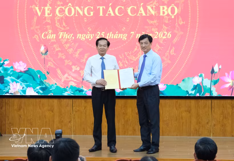 Do Thanh Binh (izquierda) fue nombrado secretario del Comité del Partido de Can Tho (Fuente: VNA)