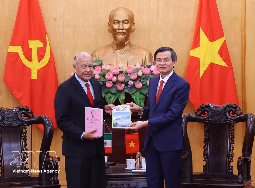 Doan Minh Huan, director de la Academia Nacional de Política Ho Chi Minh, entrega libros a Alberto Anaya Gutiérrez, coordinador nacional del Partido del Trabajo de México. Foto: VNA