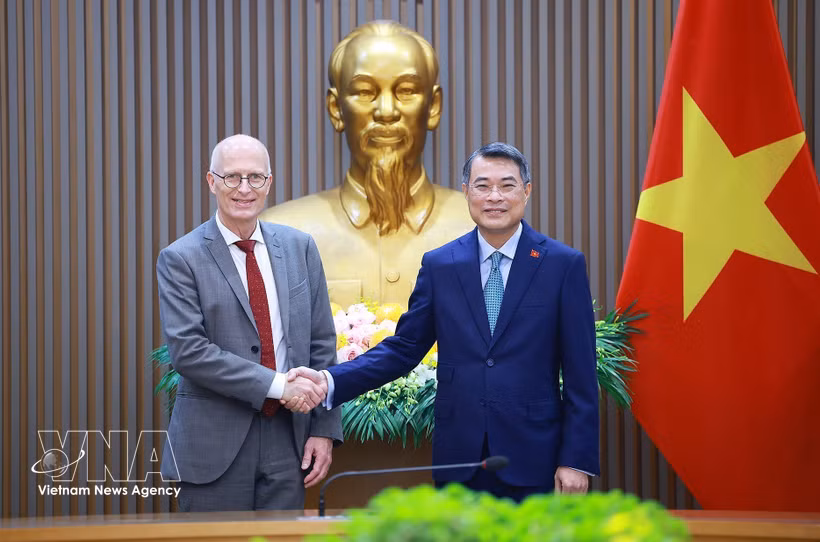 El primer ministro de Vietnam, Le Minh Hung, y Peter Tschentscher, alcalde y primer burgomaestre de Hamburgo. Foto: VNA