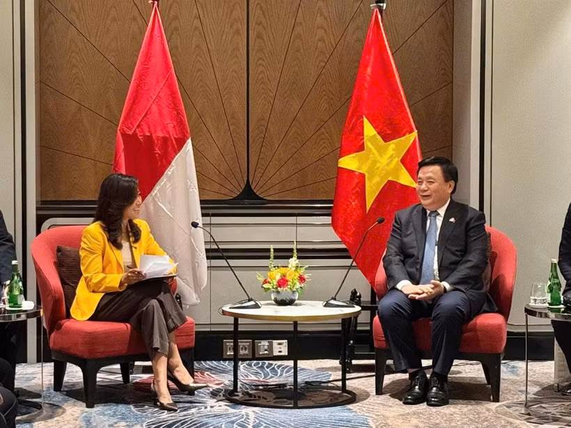 El director de la Academia Nacional de Política Ho Chi Minh y presidente del Consejo Teórico Central de Vietnam, Nguyen Xuan Thang, tiene una sesión de trabajo con Meutya Viada Hafid, vicepresidenta del Partido Golkar y ministra de Comunicaciones y Transformación Digital de Indonesia (Fuente: hcm.vn)