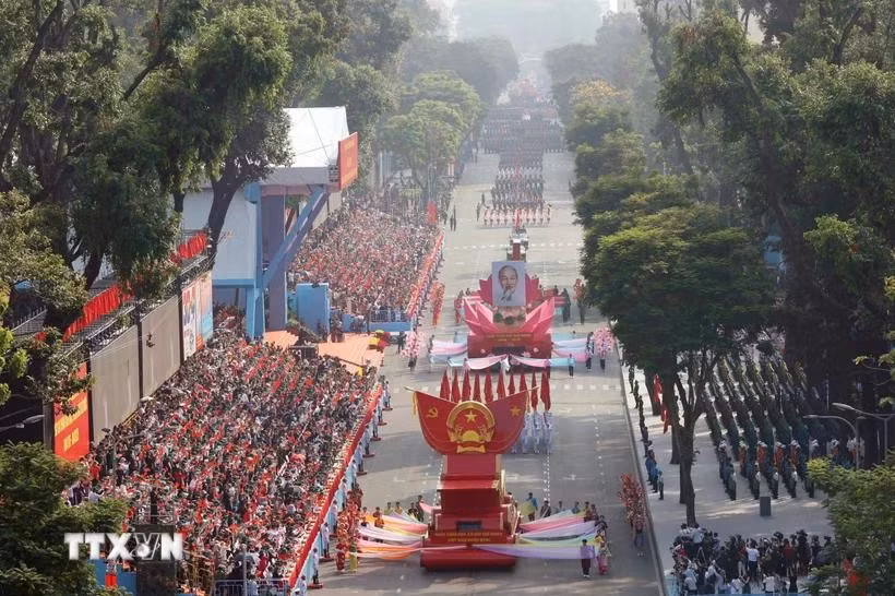 En un desfile en Ciudad Ho Chi Minh con motivo del 50.º aniversario de la reunificación nacional (Fuente: VNA)