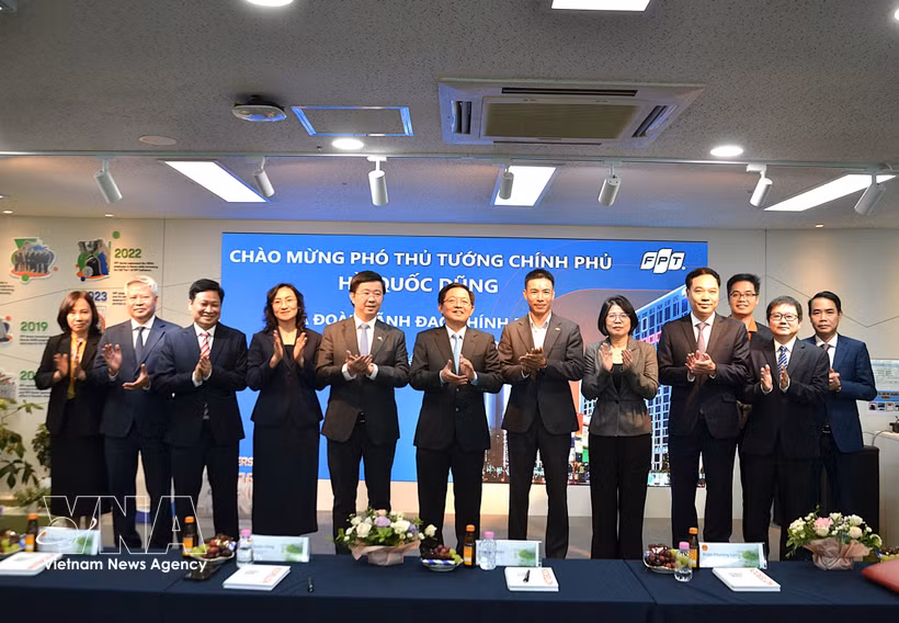 El viceprimer ministro Ho Quoc Dung visita la oficina del FPT Korea (Fuente: VNA)