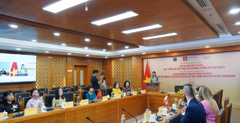 En la ceremonia de firma en la Oficina Nacional de Estadística de Vietnam. Foto: Oficina Nacional de Estadística 