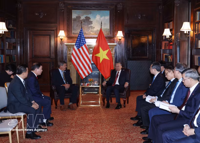 El secretario general del Partido Comunista y presidente de Vietnam, To Lam, recibe a Thomas R. Hardy, director interino de la USTDA (Fuente: VNA)