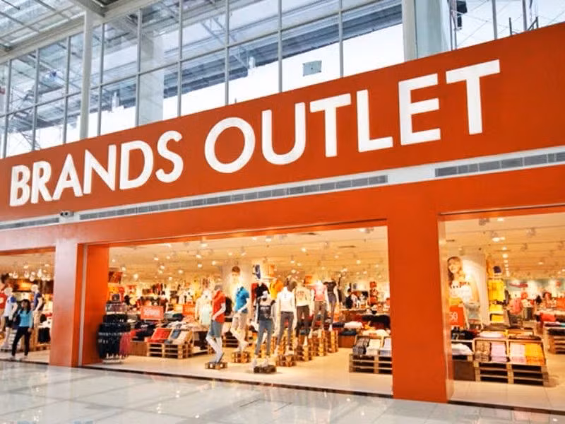 Foto ilustrada: Los outlets son establecimientos que concentran múltiples marcas y permiten a fabricantes o distribuidores vender directamente al consumidor a precios acordes con este modelo.