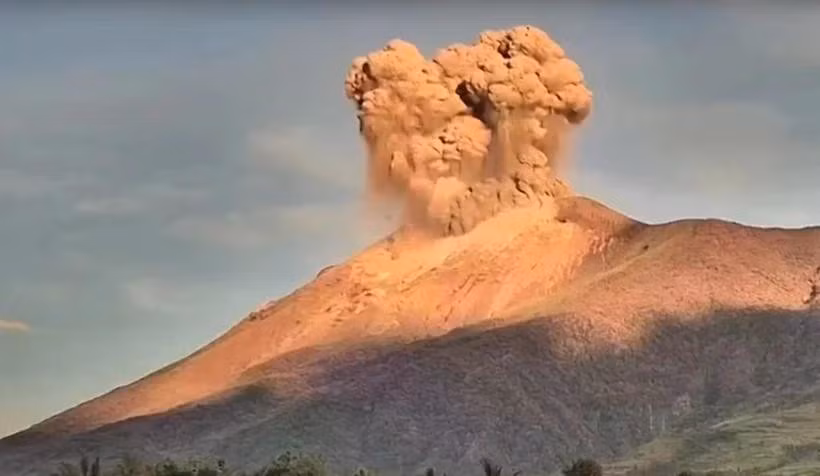 El volcán Kanlaon entra en erupción la madrugada del 13 de mayo, expulsando una columna de ceniza al cielo. (Foto: Guardian News)