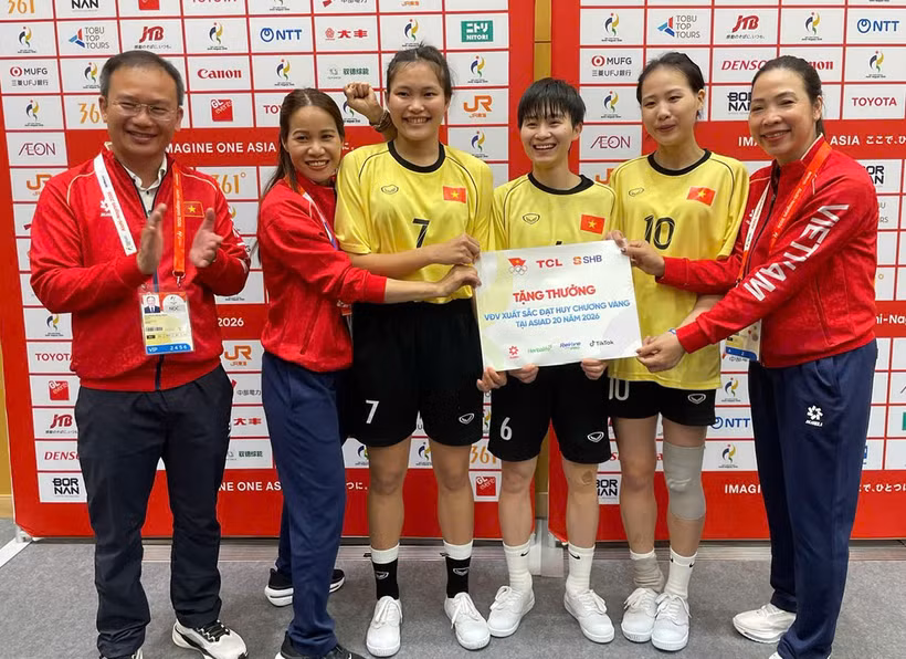 Jugadoras vietnamitas de sepak takraw reciben bonificaciones de los dirigentes de la delegación deportiva vietnamita. (Foto: vietnamnet.vn)