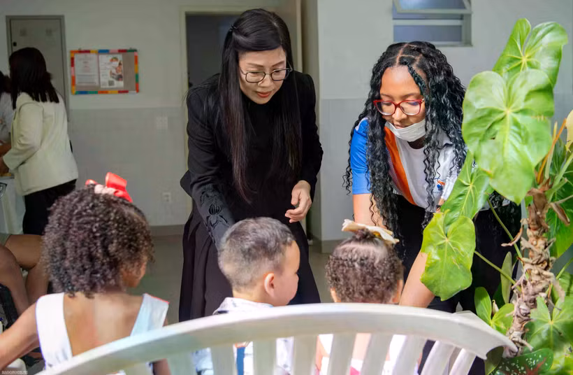 Le Thi Bich Tran, esposa del primer ministro de Vietnam, Pham Minh Chinh, visita el Centro de Bienestar Social Dona Meca en la ciudad de Río de Janeiro (Fuente: VNA)