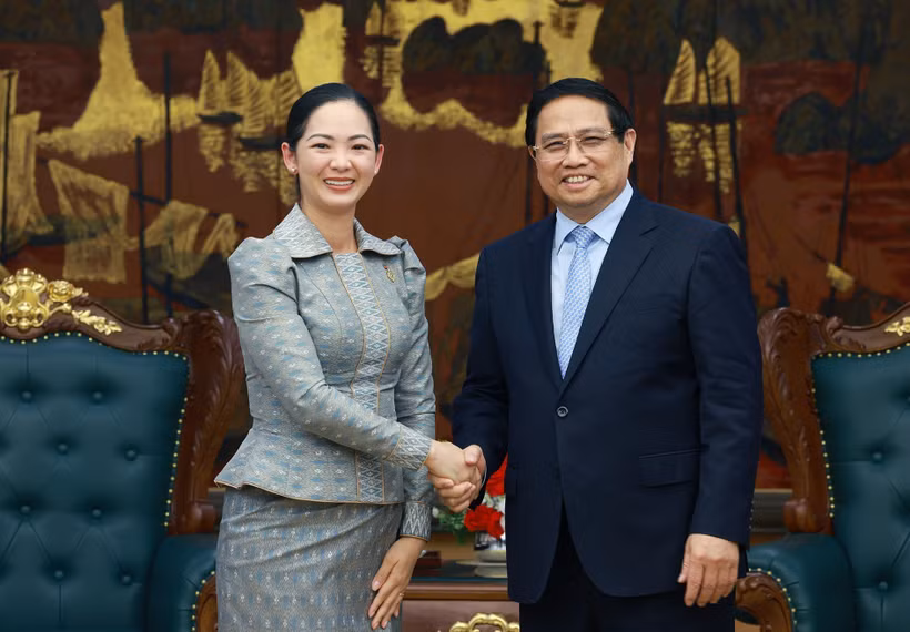 El primer ministro vietnamita, Pham Minh Chinh recibe a la ministra de Comercio de Camboya, Cham Nimul (Fuente: VNA)