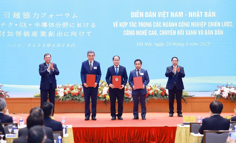 El primer ministro Pham Minh Chinh y el premier japonés, Ishiba Shigeru, presencian la firma de un acuerdo de cooperación en materia de inversiones entre empresas de los dos países (Fuente: VNA)