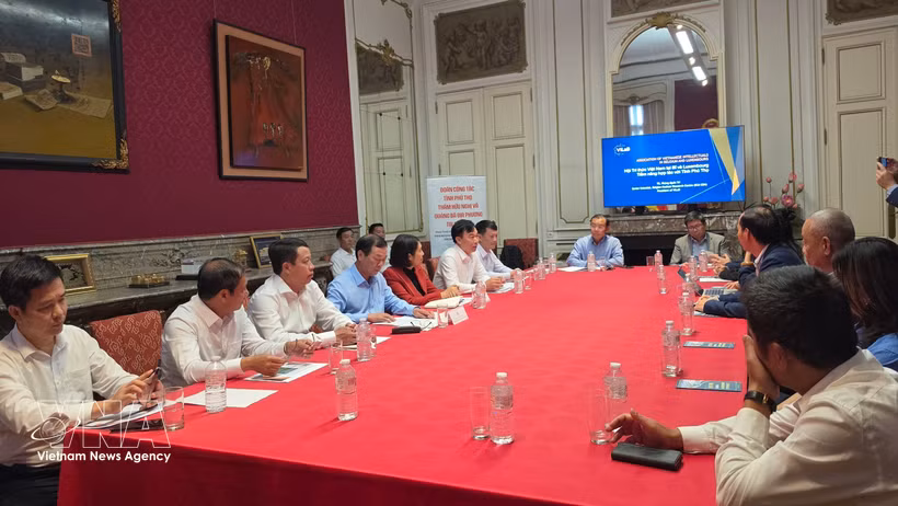 En la reunión entre la delegación de Phu Tho y representantes de ViLab (Fuente: VNA)