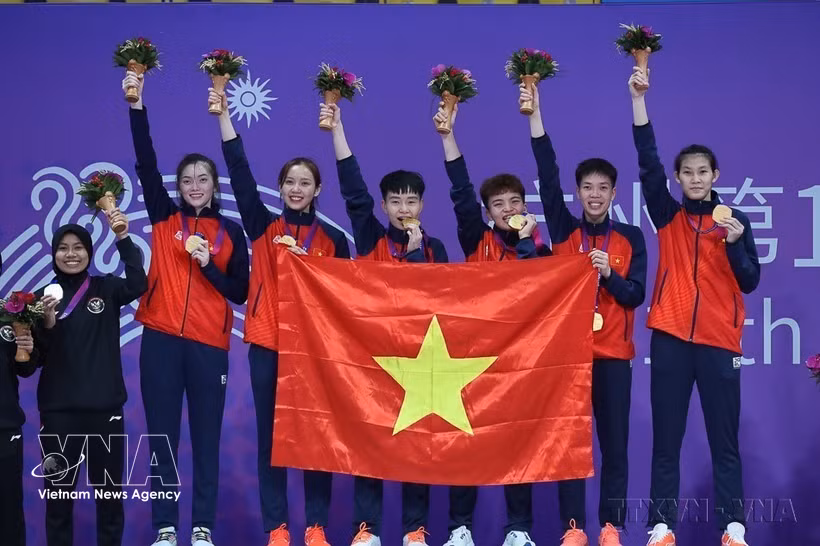 El equipo femenino vietnamita de sepak takraw ganó la medalla de oro en los Juegos Asiáticos de 2023 celebrados en Indonesia (2023). Foto: VNA