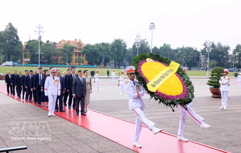 El rey Maha Vajiralongkorn Phra Vajiraklaochaoyuhua de Tailandia y la reina Suthida Bajrasudhabimalalakshana depositaron ofrendas florales y rindieron homenaje en el Mausoleo de Ho Chi Minh. (Foto: VNA)