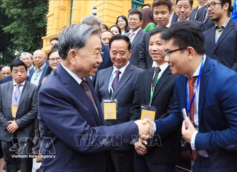 El secretario general del PCV y presidente de Vietnam, To Lam, junto con destacados vietnamitas residentes en el extranjero, asisten a la IV Conferencia Mundial de Vietnamitas en el Extranjero (Fuente: VNA)