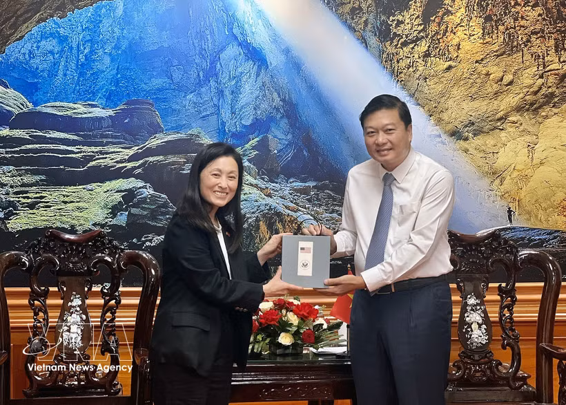 La embajadora de Estados Unidos en Vietnam, Jennifer Wicks, entrega un obsequio conmemorativo al presidente del Comité Popular de la provincia de Quang Tri, Le Hong Vinh. (Foto: VNA)