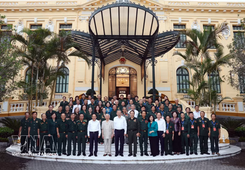 El secretario general del Partido Comunista de Vietnam y presidente de la República, To Lam, posa una foto con los delegados (Fuente: VNA)
