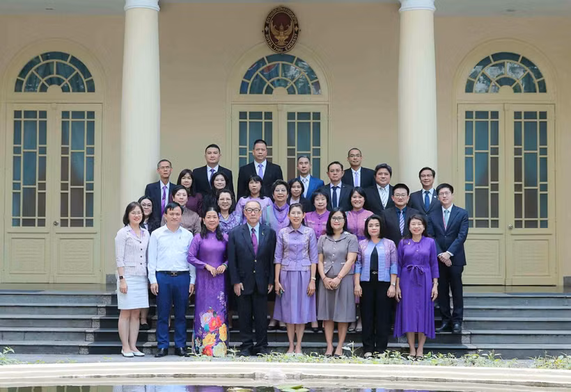 Delegados de la Fundación del Premio Princesa Maha Chakri posan una foto en la embajada de Tailandia en Hanoi (Fuente: VNA)