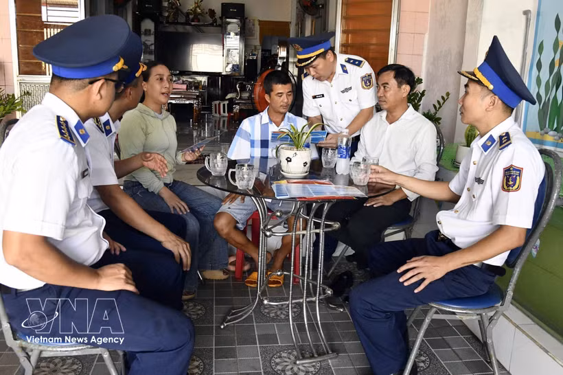 Las autoridades están realizando visitas puerta a puerta a los propietarios y capitanes de embarcaciones para informarles sobre las prácticas de pesca legales. (Foto: VNA)