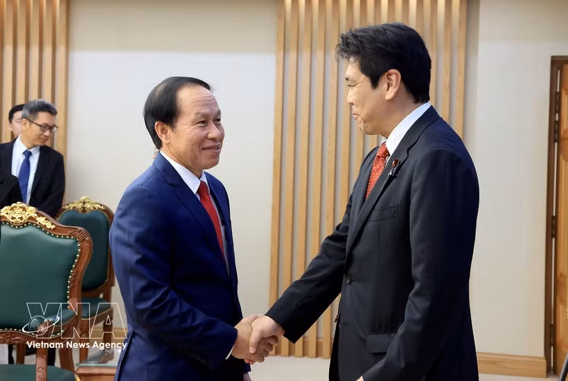 El viceprimer ministro Le Tien Chau da la bienvenida a Matsumoto Yōhei, ministro de Educación, Cultura, Deportes, Ciencia y Tecnología de Japón. Foto: VNA