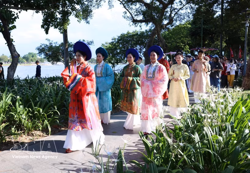 Las actividades turísticas de Hue atraen a un gran número de visitantes. Foto: VNA