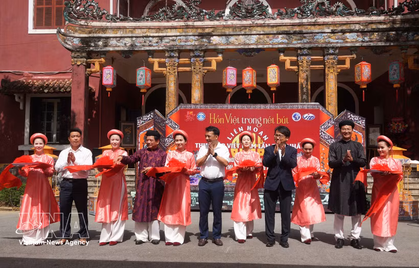 Los delegados cortaron la cinta para inaugurar el primer Festival de Caligrafía de Vietnam en 2026. (Foto: VNA)