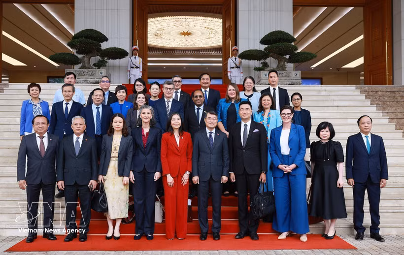 El primer ministro Le Minh Hung se reúne con Pauline Tamesis, coordinadora residente, y los representantes de la ONU en Vietnam. Foto: VNA