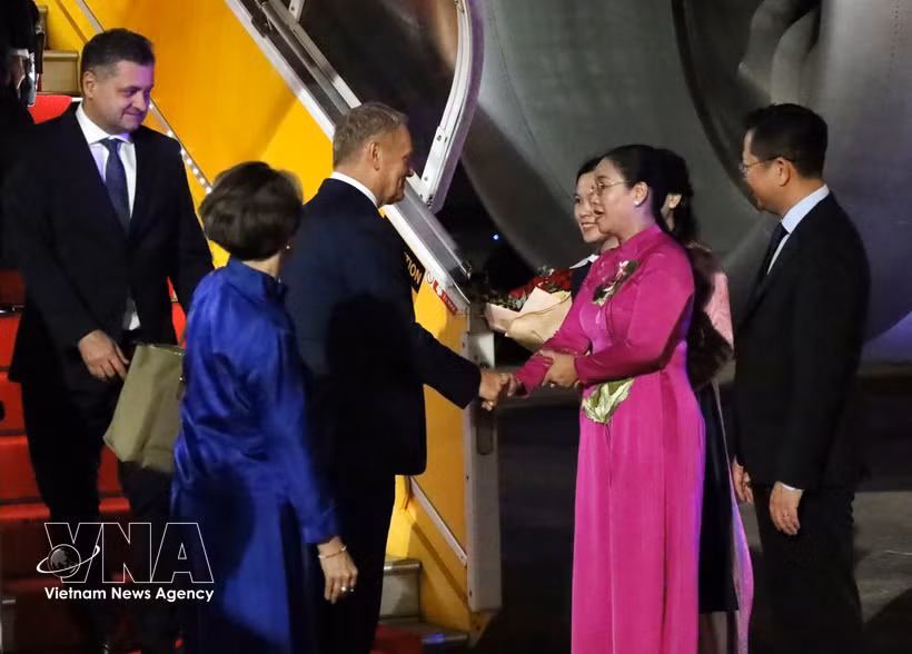 La vicepresidenta del Comité Popular de la ciudad de Da Nang, Nguyen Thi Anh Thi, da la bienvenida al primer ministro de Polonia, Donald Tusk, en el Aeropuerto Internacional de Da Nang. Foto: VNA