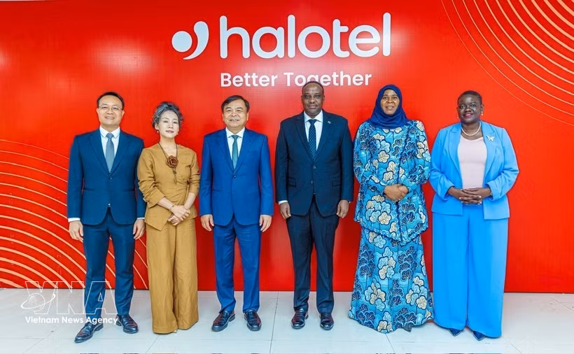 Delegados vietnamitas y tanzanos posan para una foto conmemorativa en la sede de Viettel Tanzania (Halotel). Foto: VNA