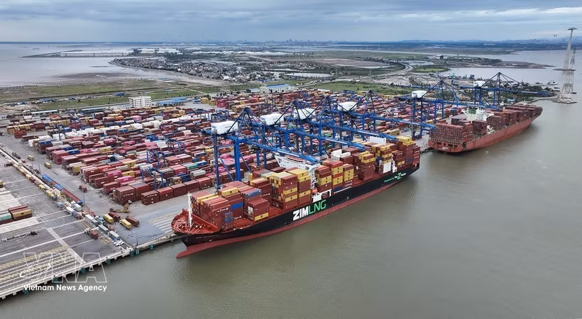 Importación y exportación de mercancías en el puerto de contenedores de Lach Huyen, ciudad de Hai Phong. Foto: VNA