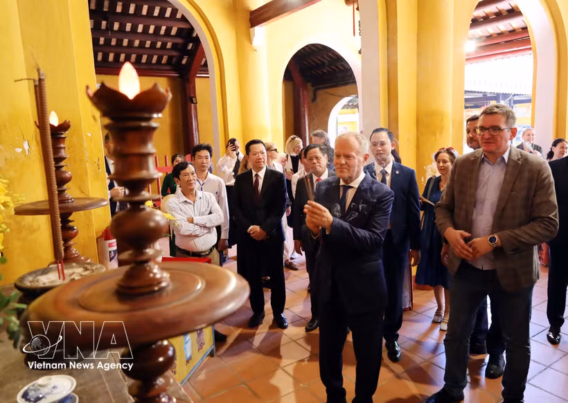 El primer ministro polaco, Donald Tusk, visita lugares históricos y culturales en el casco antiguo de Hoi An. Foto: VNA