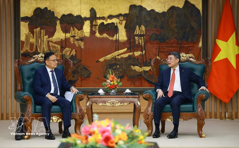 El primer ministro Le Minh Hung recibe al viceprimer ministro y titular de Finanzas de Laos, Santiphab Phomvihane (Fuente: VNA)