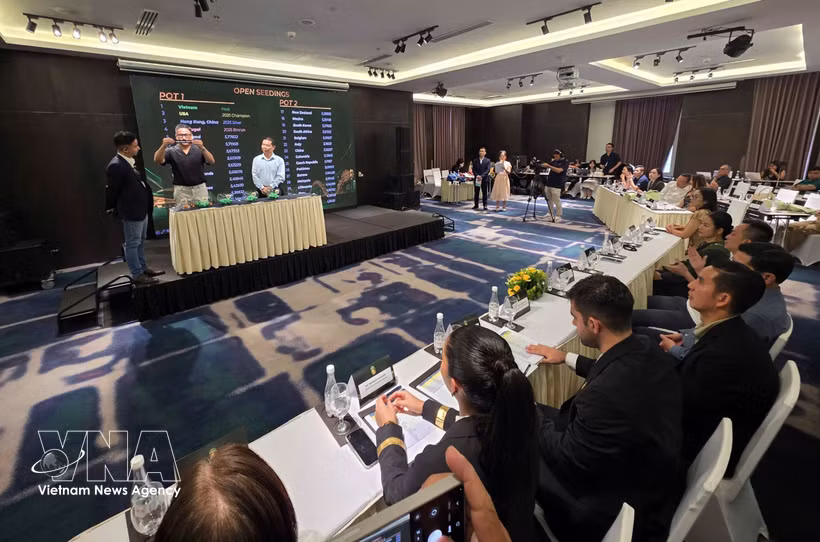 En el sorteo de la fase de grupos del torneo. Foto: VNA
