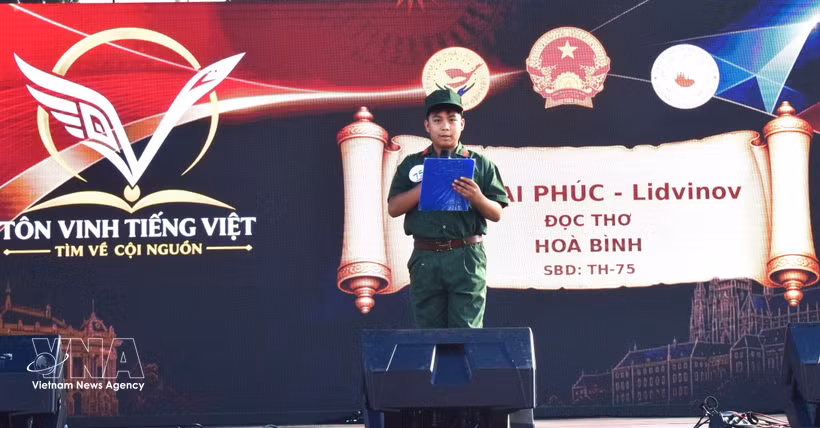 Vu Dai Phuc participó en el segmento de recitación de poesía. Foto: VNA