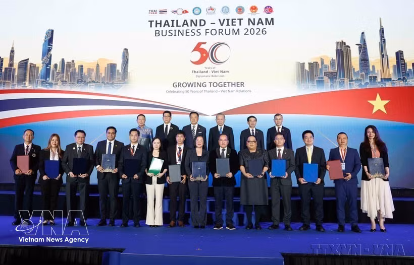 El líder vietnamita To Lam y el primer ministro tailandés Anutin Charnvirakul presenciaron la firma de acuerdos de cooperación entre empresas de ambos países en el Foro Económico Tailandia-Vietnam (Bangkok, 28 de mayo de 2026). Foto: VNA