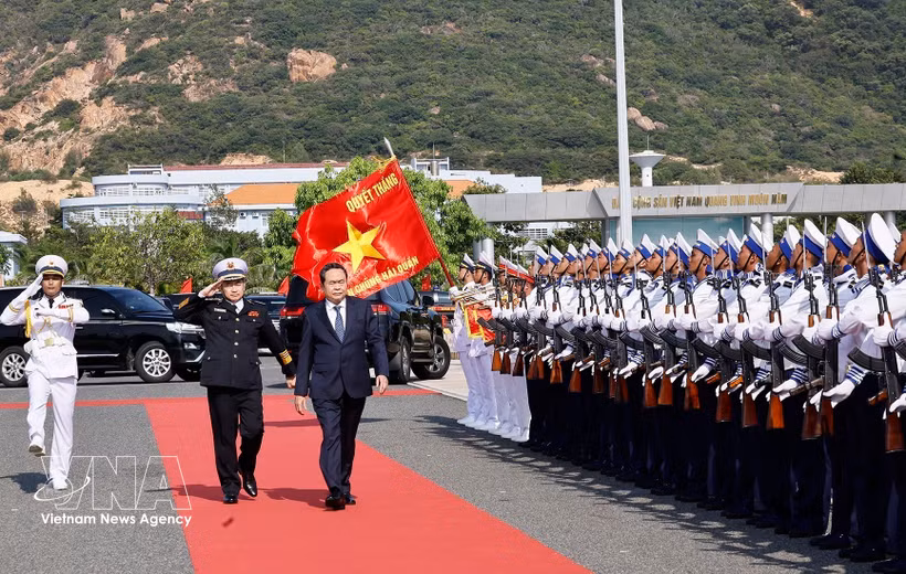 El presidente de la Asamblea Nacional, Tran Thanh Man, visita a la Armada Popular de Vietnam y la Brigada de Submarinos 189 (Fuente: VNA)