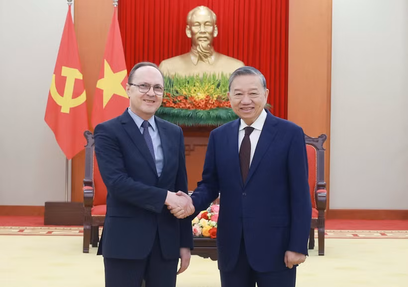 El secretario general del Partido Comunista del país indochino (PCV), To Lam (derecha) recibe al embajador ruso en Hanoi, Gennady Bezdetko (Fuente: VNA)
