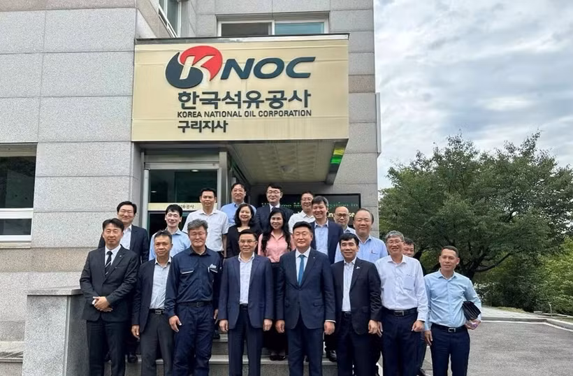 El ministro Le Manh Hung visita y trabaja en las instalaciones de almacenamiento de petróleo de Guri, pertenecientes a la KNOC. Foto: Ministerio de Industria y Comercio.