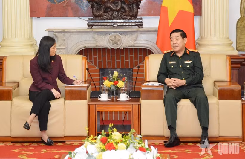 El viceministro de Defensa de Vietnam, coronel general Nguyen Van Gau, recibe a la embajadora de Estados Unidos en Hanoi, Jennifer Wicks (Fuente: baoqdnd.vn)