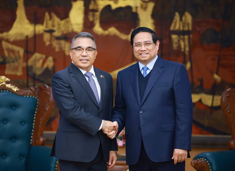 El primer ministro de Vietnam, Pham Minh Chinh (derecha), recibe al embajador de Filipinas, Meynardo Los Banos Montealegre (Fuente: VNA)