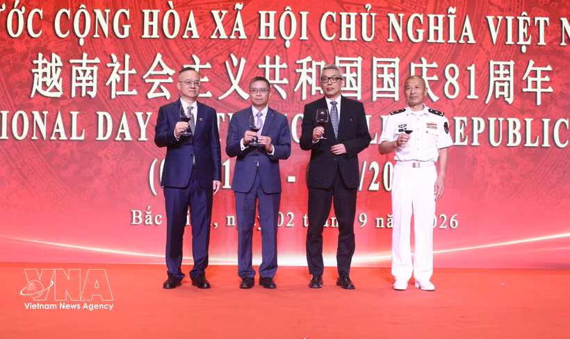 El embajador de Vietnam en China, Pham Thanh Binh, junto con representantes de ministerios y agencias chinas, brindaron para celebrar el 81.º aniversario del Día Nacional de Vietnam. Foto: VNA
