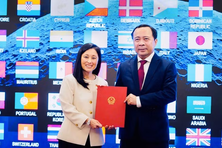 El ministro de Ciencia y Tecnología, Vu Hai Quan, y la embajadora de Estados Unidos en Vietnam, Jennifer Wicks (Fuente: Ministerio de Ciencia y Tecnología)