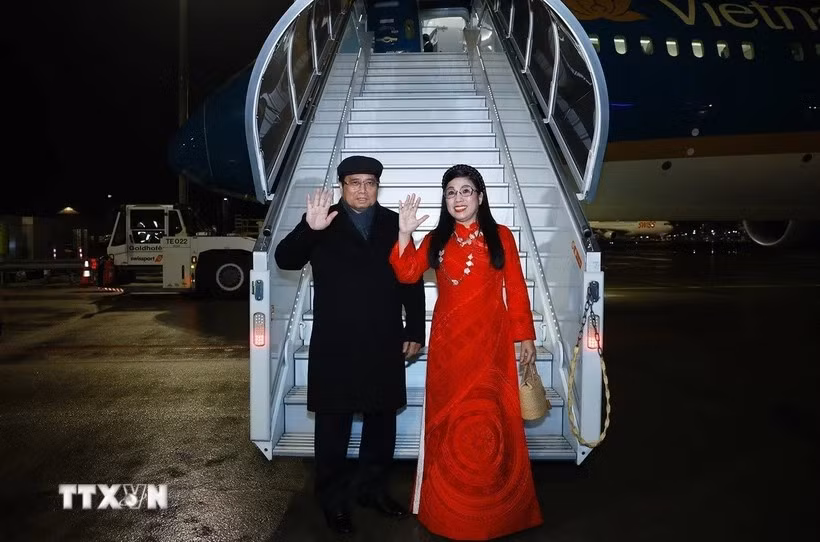 El primer ministro de Vietnam, Pham Minh Chinh, y su esposa regresan a Hanoi luego de concluir con éxito su gira europea (Fuente: VNA)