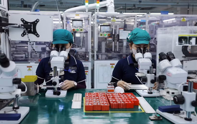 Fabricación de componentes electrónicos en la empresa Sumida de inversión japonesa en el Parque Industrial de Tinh Phong, provincia de Quang Ngai (Foto: VNA)