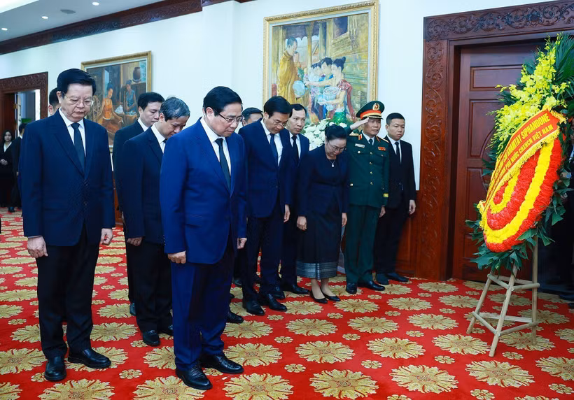 El primer ministro Pham Minh Chinh rinde homenaje al expresidente de Laos, Khamtay Siphandone, en una ceremonia en Hanoi (Fuente: VNA)