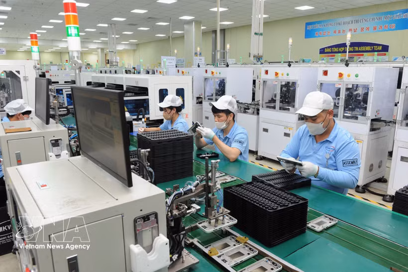 Línea de producción electrónica en la empresa SAMK WANG – Parque Industrial Quang Chau, provincia de Bac Ninh. (Foto: VNA)