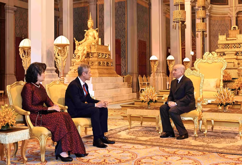 El rey de Camboya, Norodom Sihamoni, recibe al nuevo embajador vietnamita en Phnom Penh, Nguyen Minh Vu (Fuente: VNA)