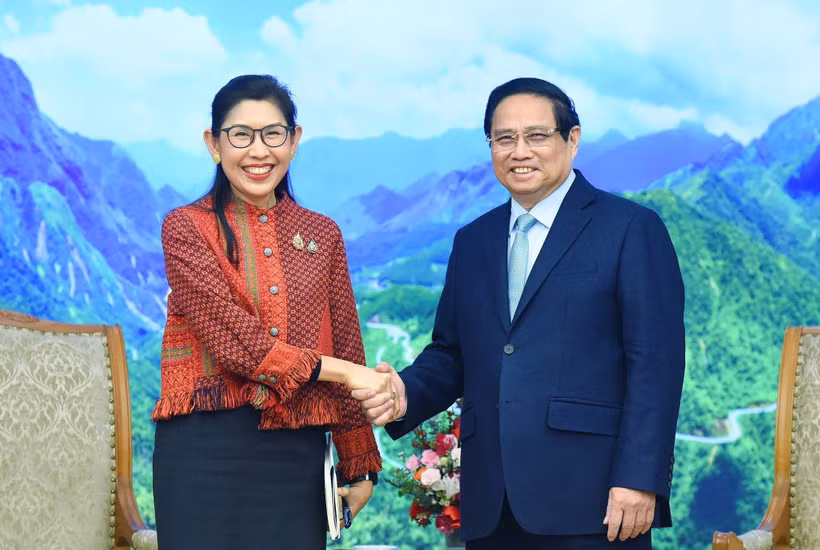 El primer ministro vietnamita, Pham Minh Chinh, recibe a la embajadora tailandesa, Urawadee Sriphiromya (Fuente: VNA)